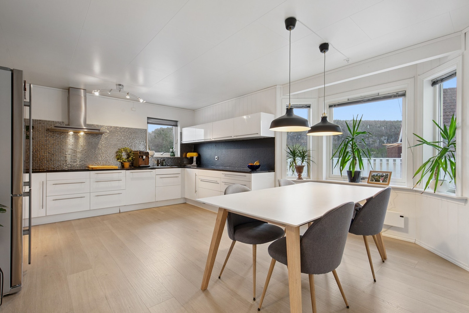 God plass til spisebord på kjøkkenet Galleribilde