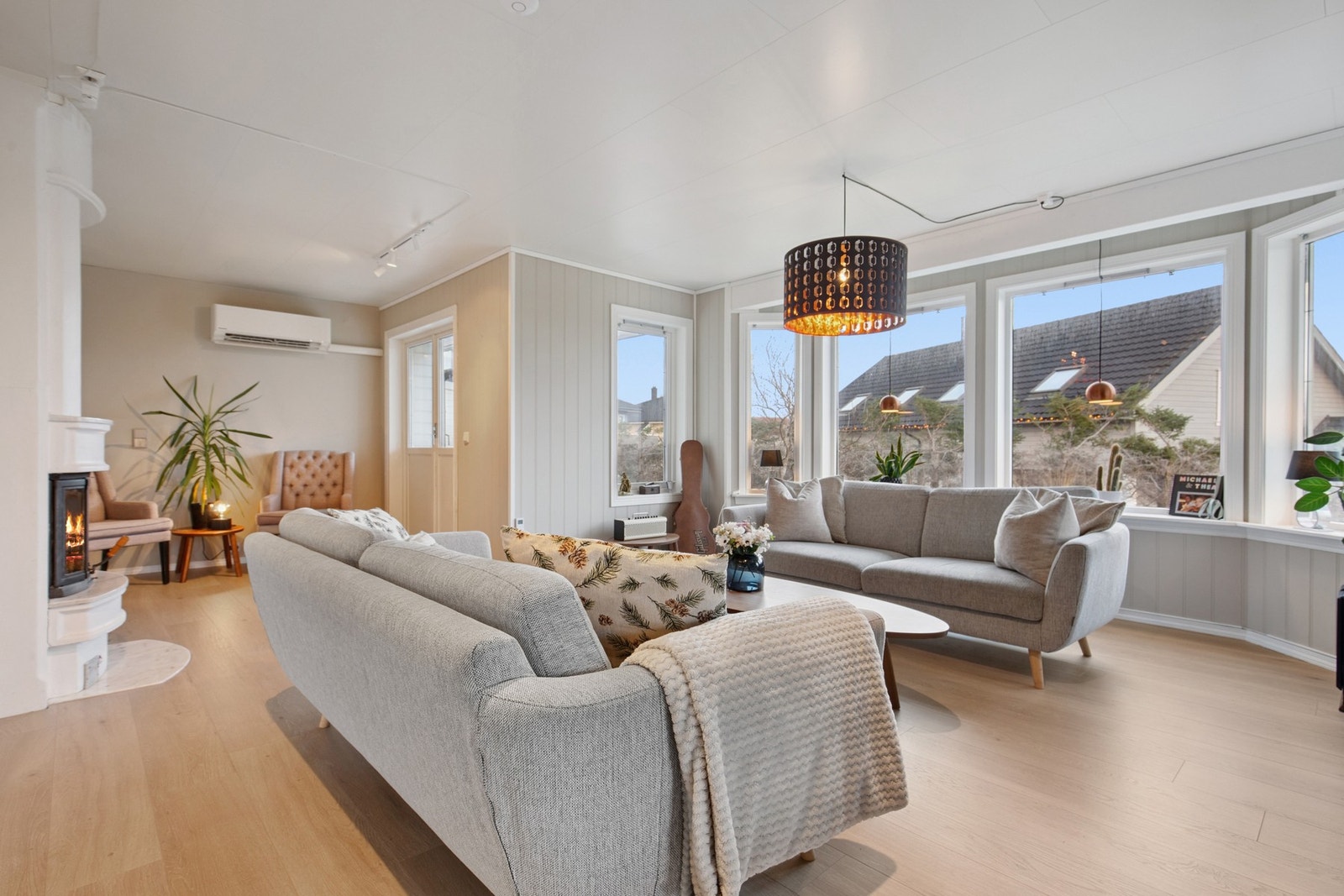 Store vindusflater som gir godt med lysinnslipp Galleribilde