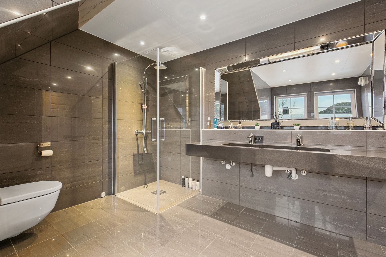 Nydelig bad med italiensk dobbelservant i stein! Galleribilde