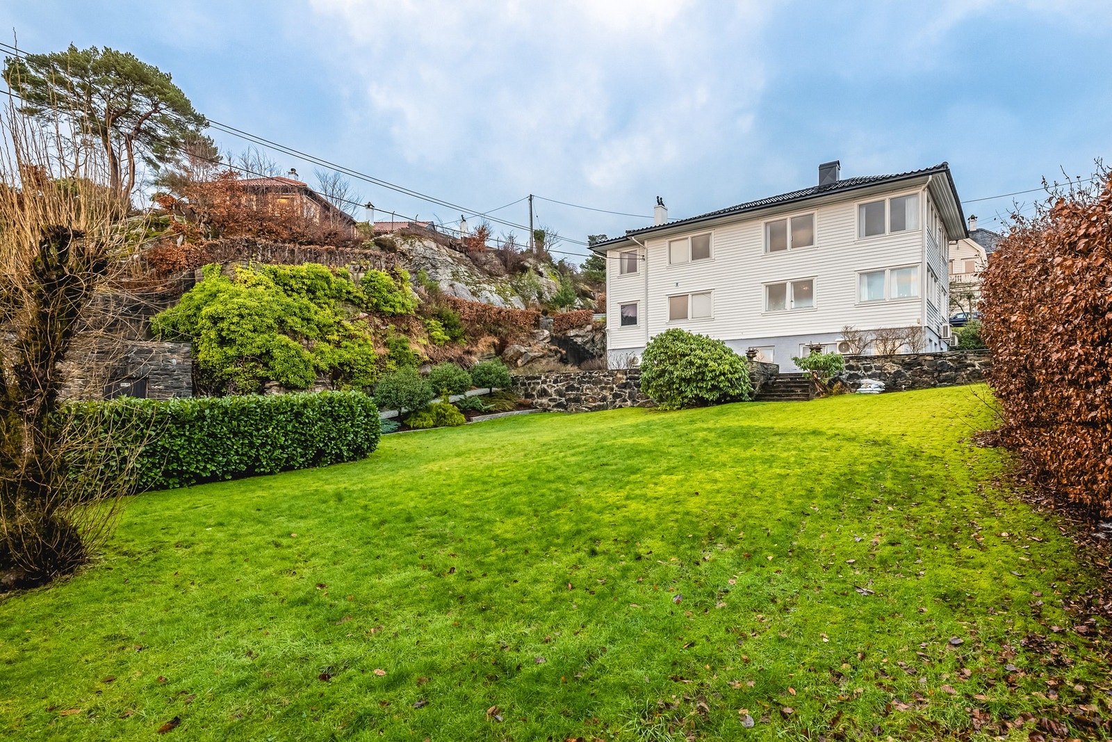 Tomten er felles for sameiet og har en stor hage. Galleribilde