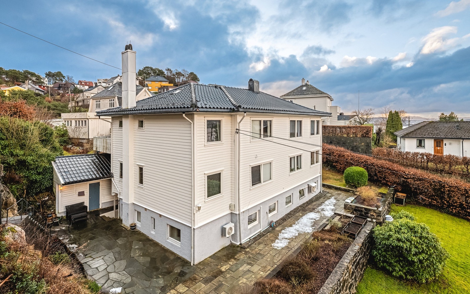 I nærområdet er det både barnehager og skole. Galleribilde