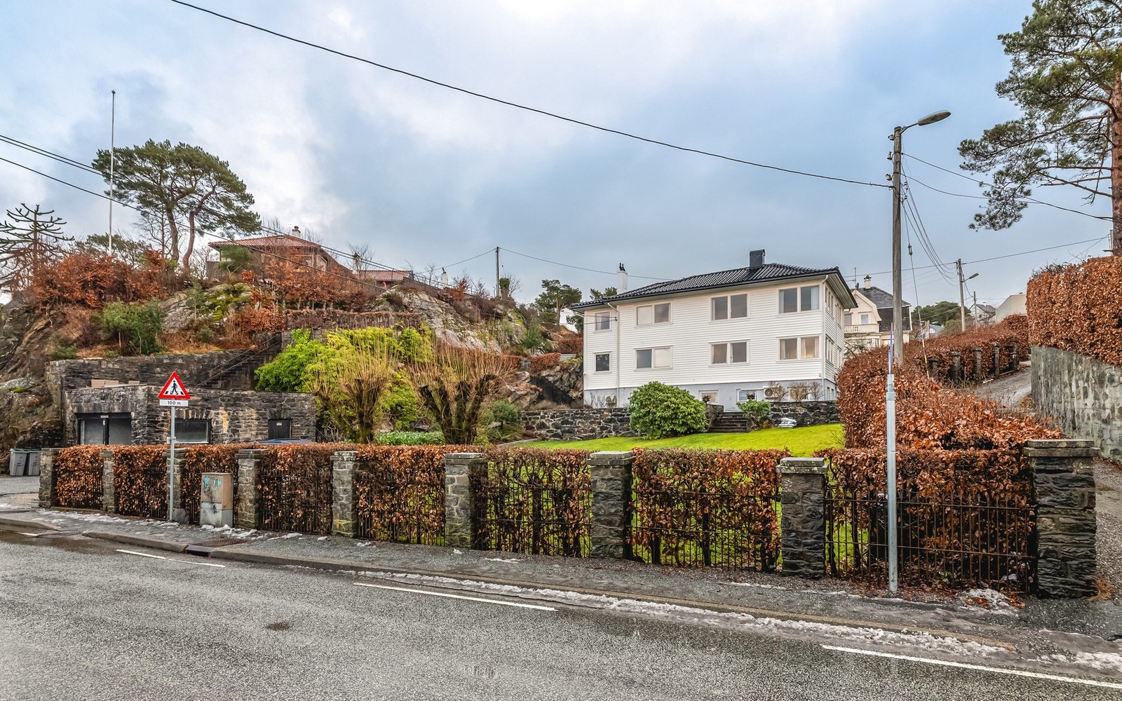 Eidsvågveien 36 ligger fantastisk til ytterst på Eidsvågneset, i et attraktivt boligområde. Galleribilde