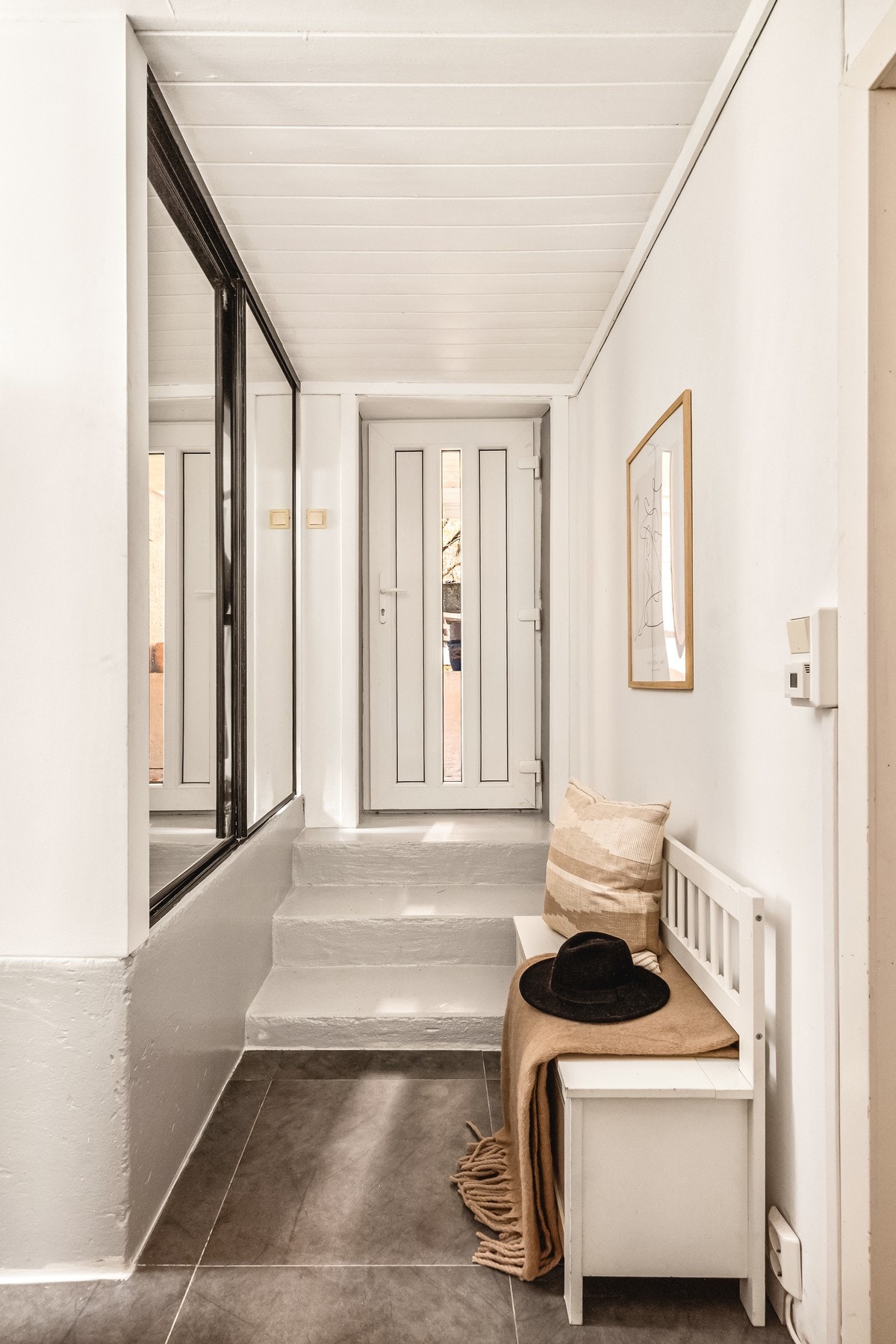 Velkommen inn til en romslig gang med gode oppbevaringsmuligheter! Galleribilde