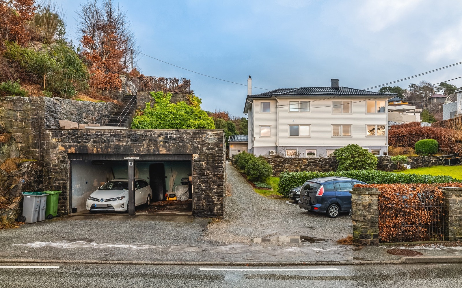 Seksjonen disponerer en parkeringsplass ved huset. Galleribilde