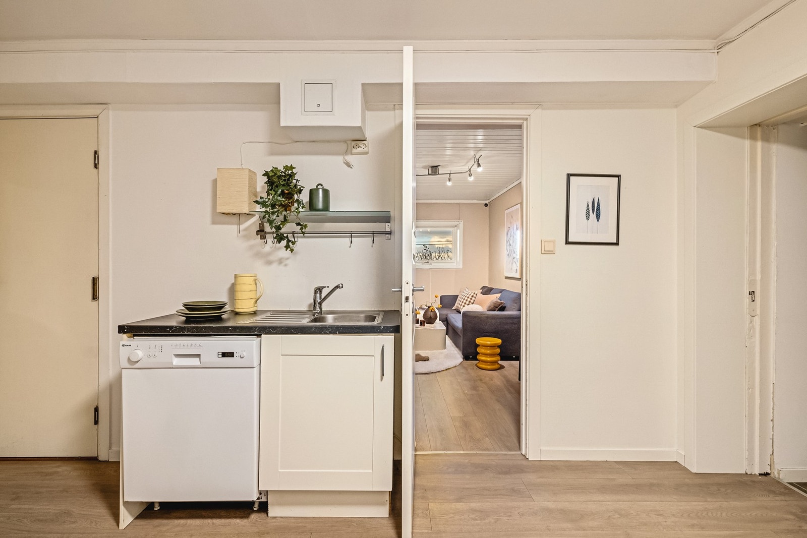 Her har du god oppbevarings- og arbeidsplass. Galleribilde