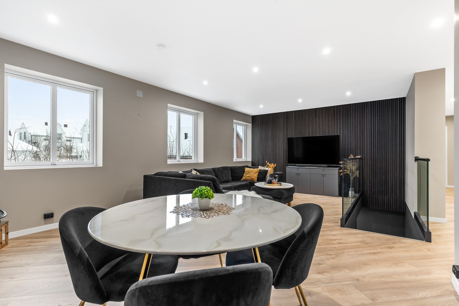 Påkostet stue med 1-stavs laminatgulv, slette vegger og downlights i tak Galleribilde