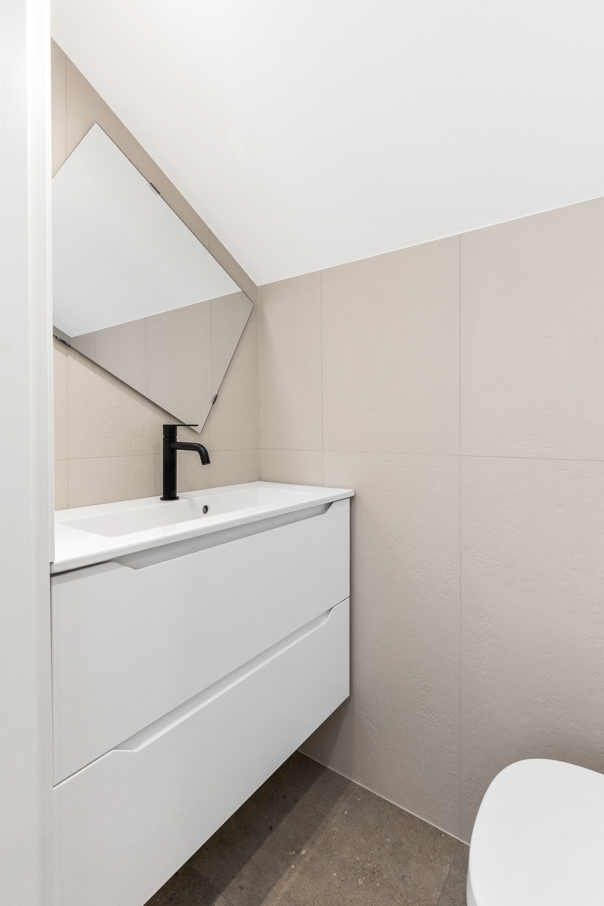 Separat toalettrom med vegghengt toalett og servantinnredning Galleribilde