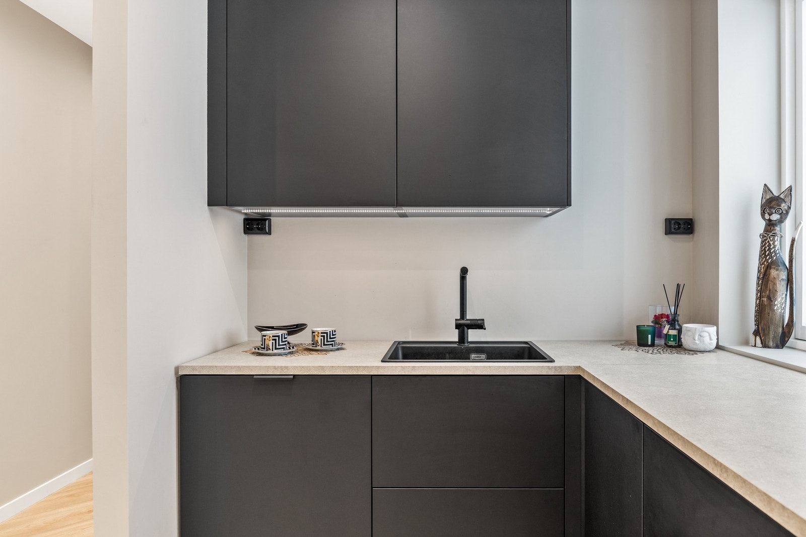 Kjøkkenet har også vannstoppsystem og kjøkkenventilator med avtrekk ut Galleribilde