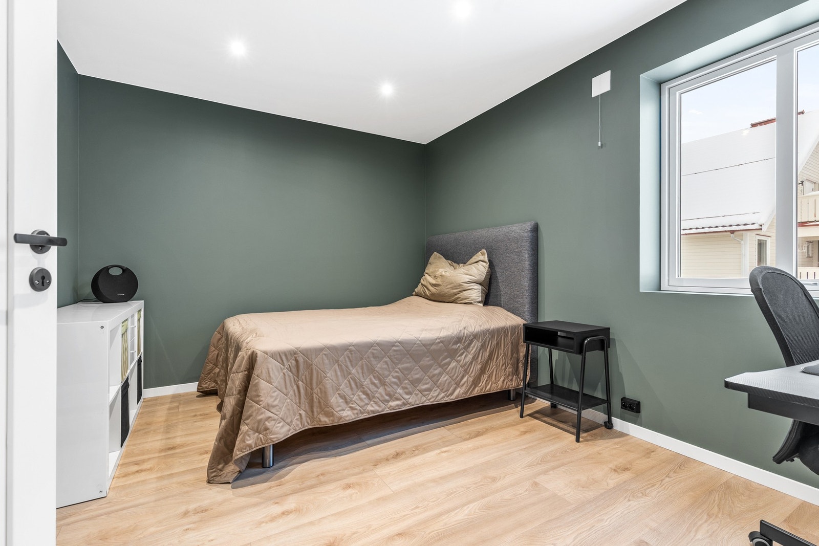 Soverom 2 med 1-stavs laminatgulv, slette vegger og downlights i tak Galleribilde