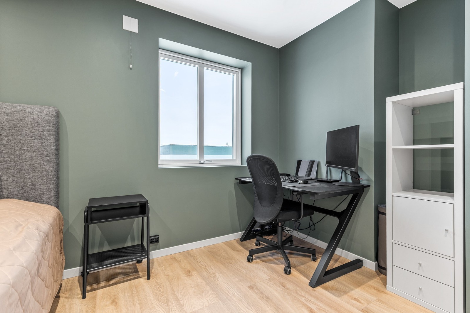 Rommet er av en fin størrelse med plass til både oppbevaring og skrivepult Galleribilde