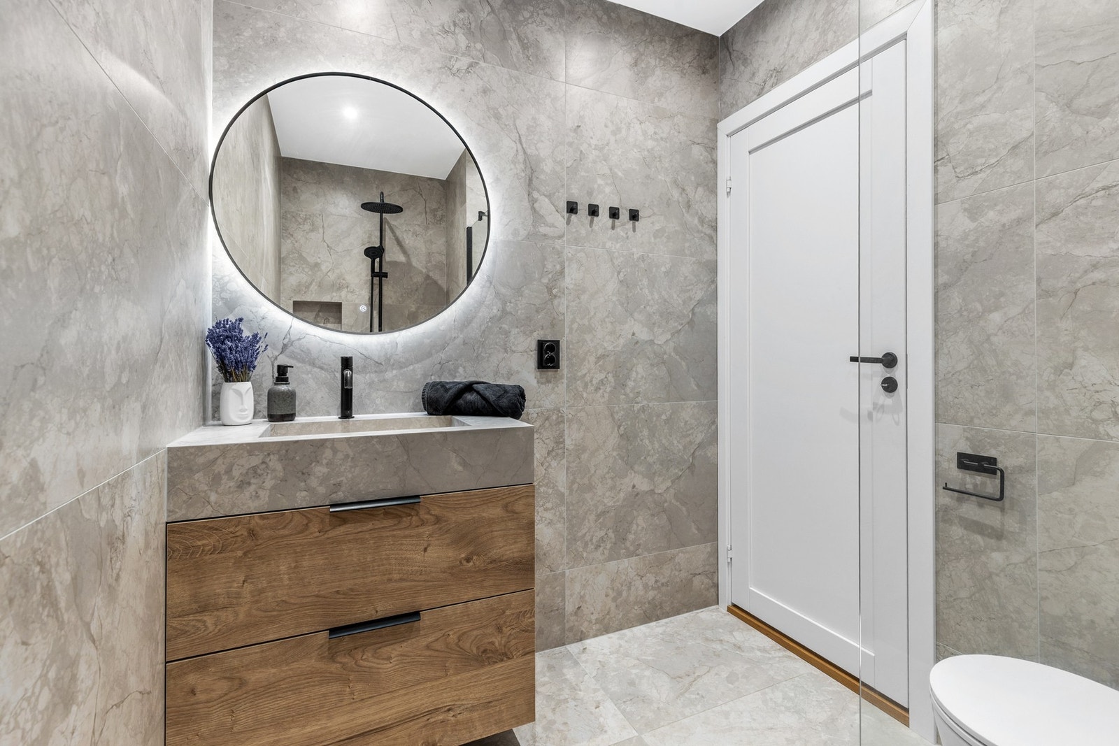 Delikat, helfliset bad fra 2025 med elektriske varmekabler og downlights i himling Galleribilde