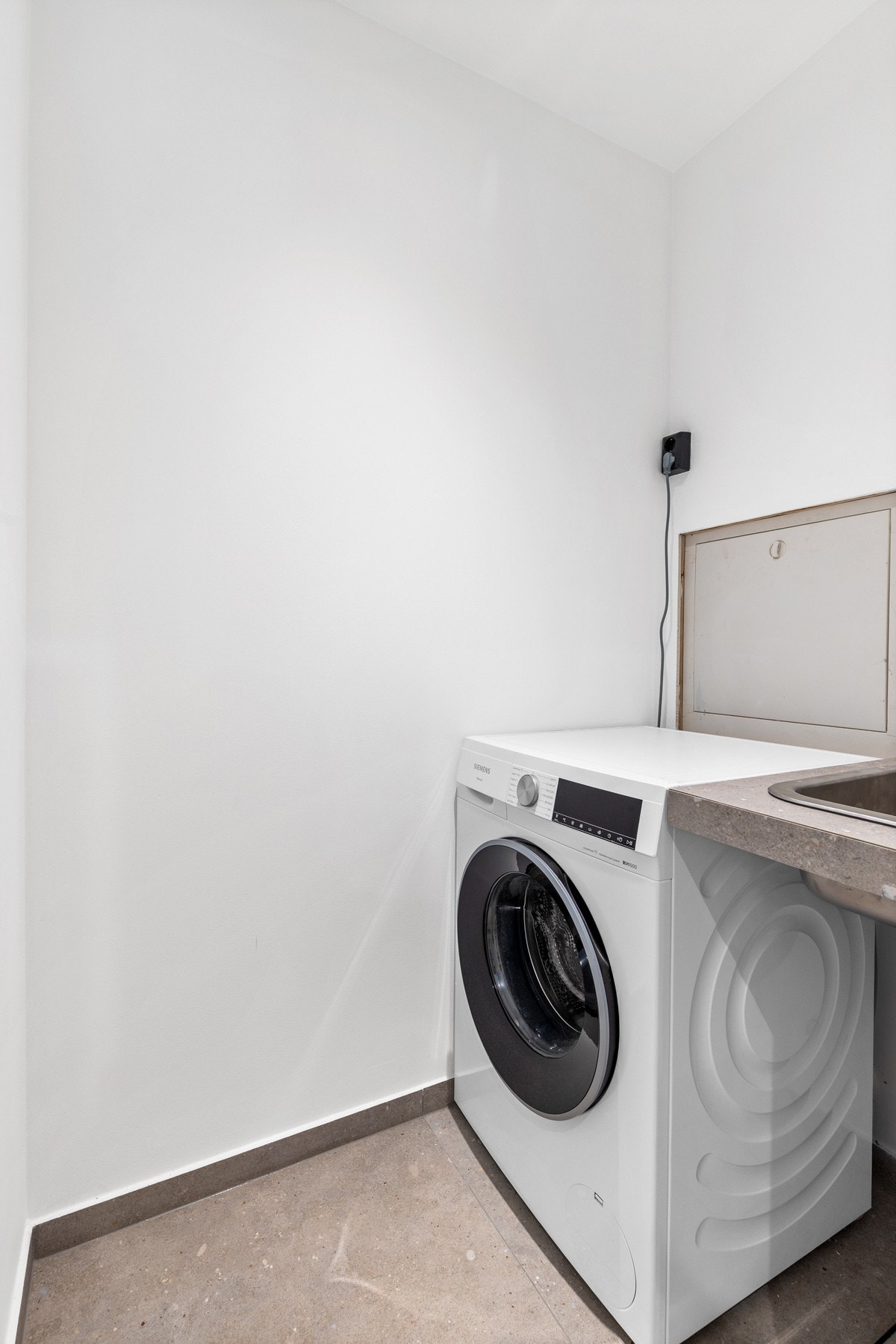 Separat vaskerom med opplegg for vaskemaskin og nedfelt vask Galleribilde