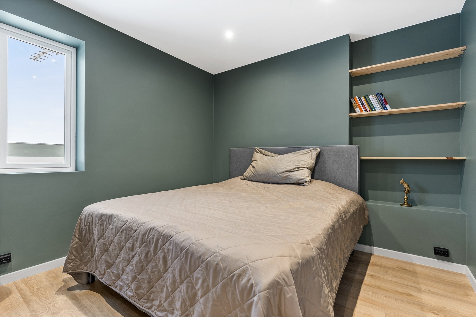 Hovedsoverom med 1-stavs laminatgulv, slette vegger og downlights i tak Galleribilde