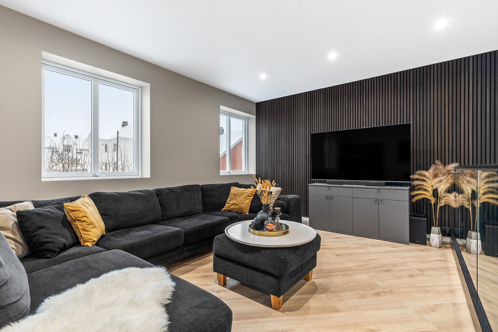 I stuen er det god plass til både sofa, spisebord og det en måtte ønske Galleribilde