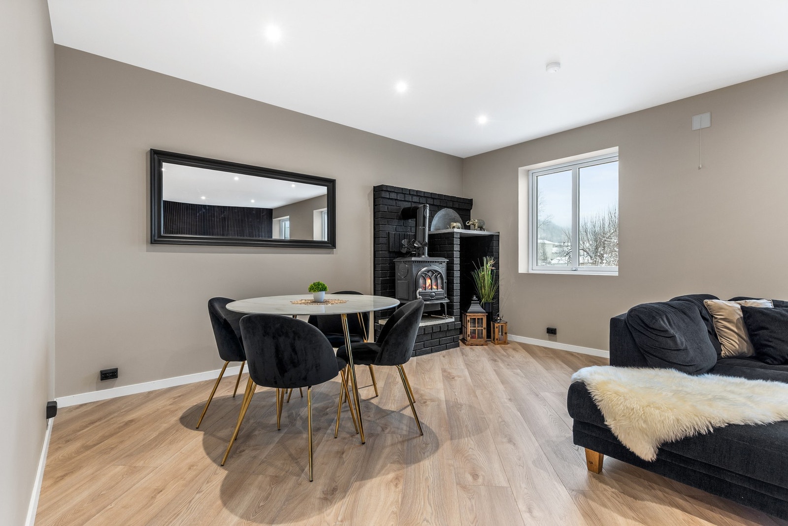 I ett av hjørnene er det installert en vedovn som gir både ekstra varme og hyggelig atmosfære på kjølige dager Galleribilde