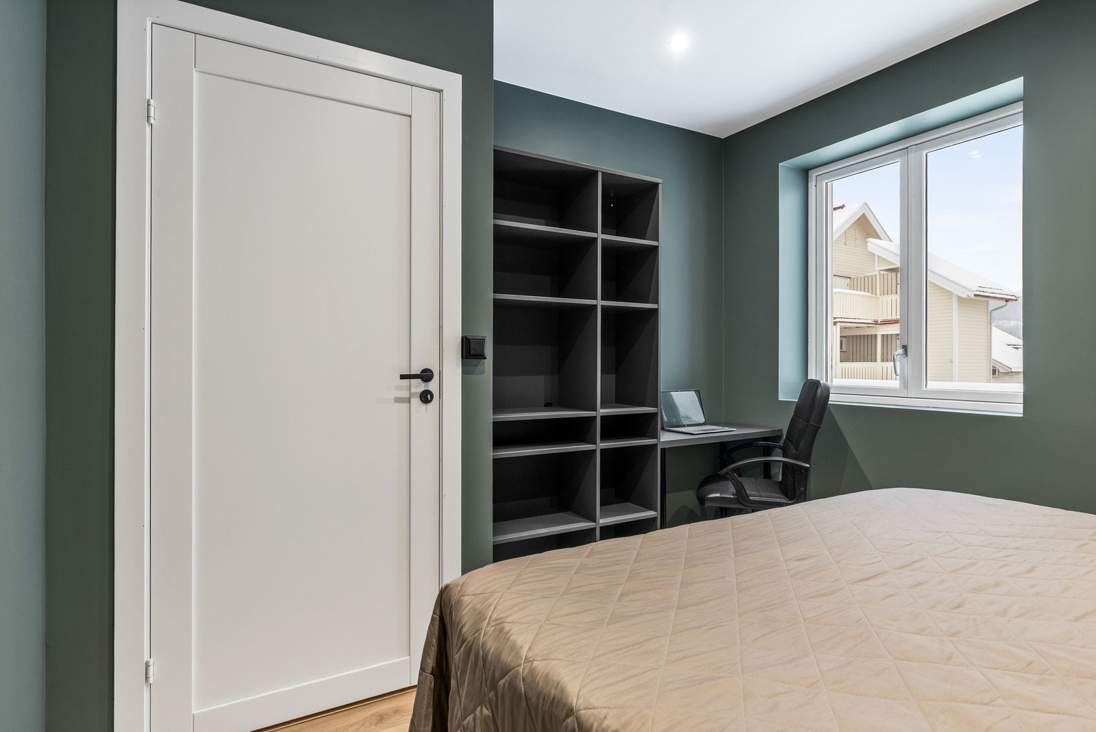 Det er god plass til skrivepult, garderobe eller det en måtte ønske Galleribilde