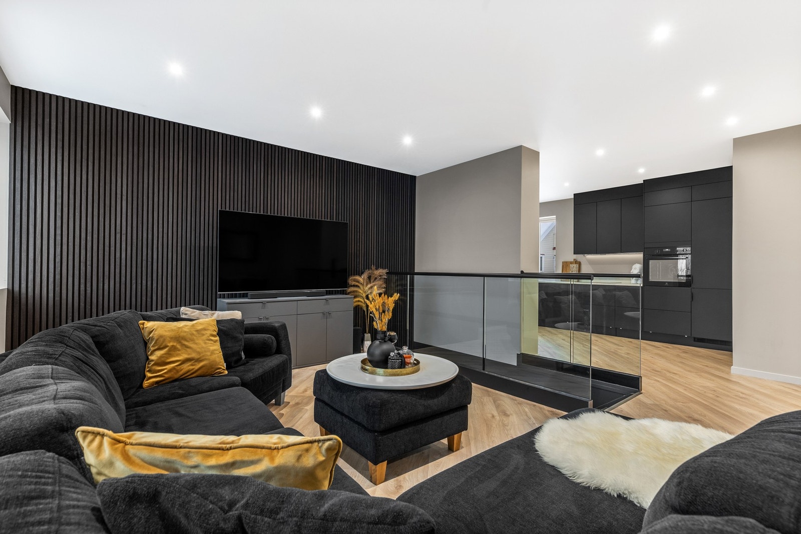 En av veggene er utført med spiler som gir et moderne uttrykk Galleribilde