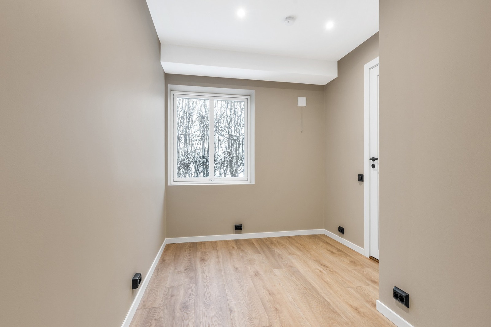 Rom godkjent som del av entré. Påkostet med nyere gulv, vegger og himling Galleribilde