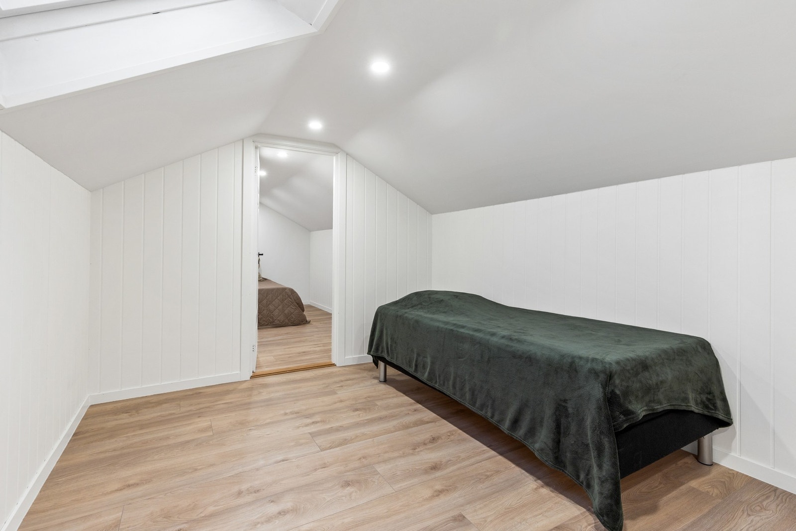 Stue med oppgraderte flater og takvindu. Rommet er ikke godkjent som soverom Galleribilde