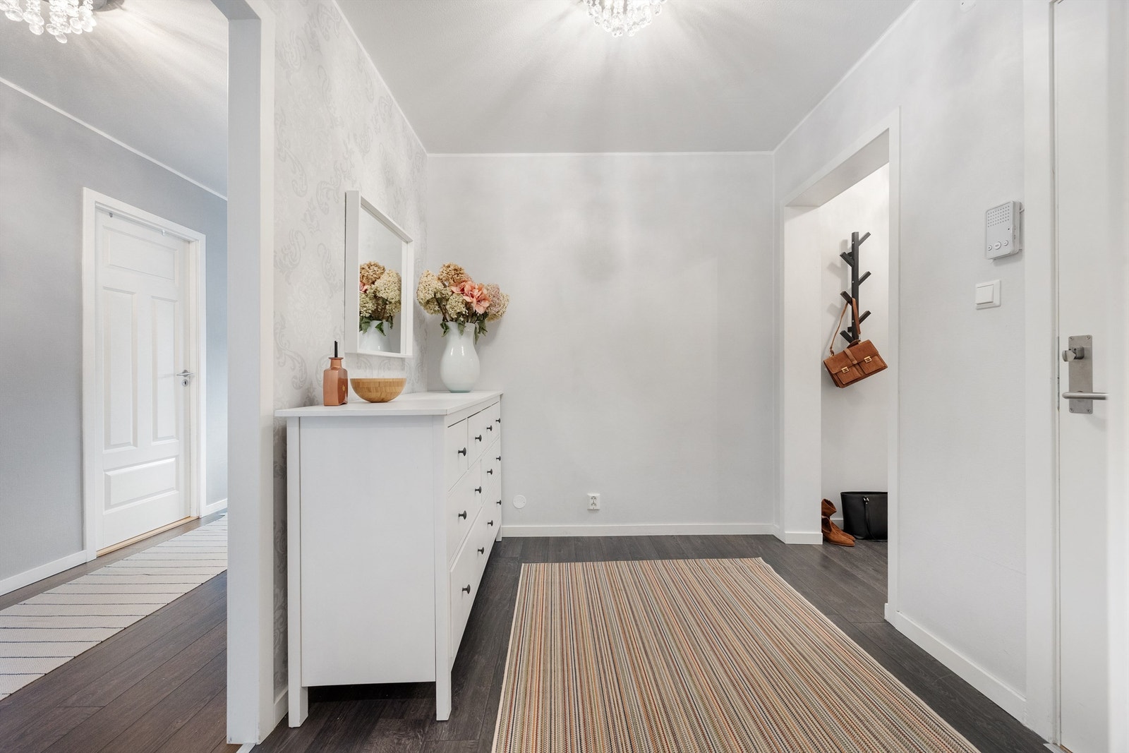 Romslig entré med god plass til oppheng av yttertøy og øvrig møblering. Galleribilde