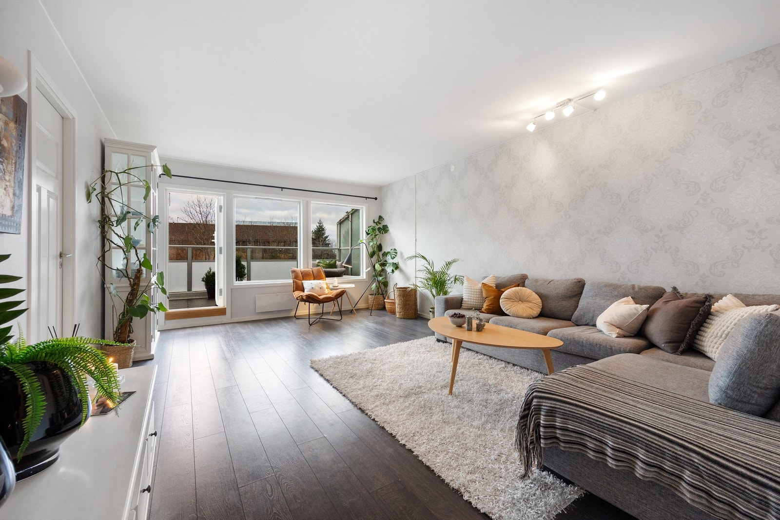 Stuen har direkte utgang til balkong og skaper en god sammenheng mellom inne- og uteareal. Galleribilde