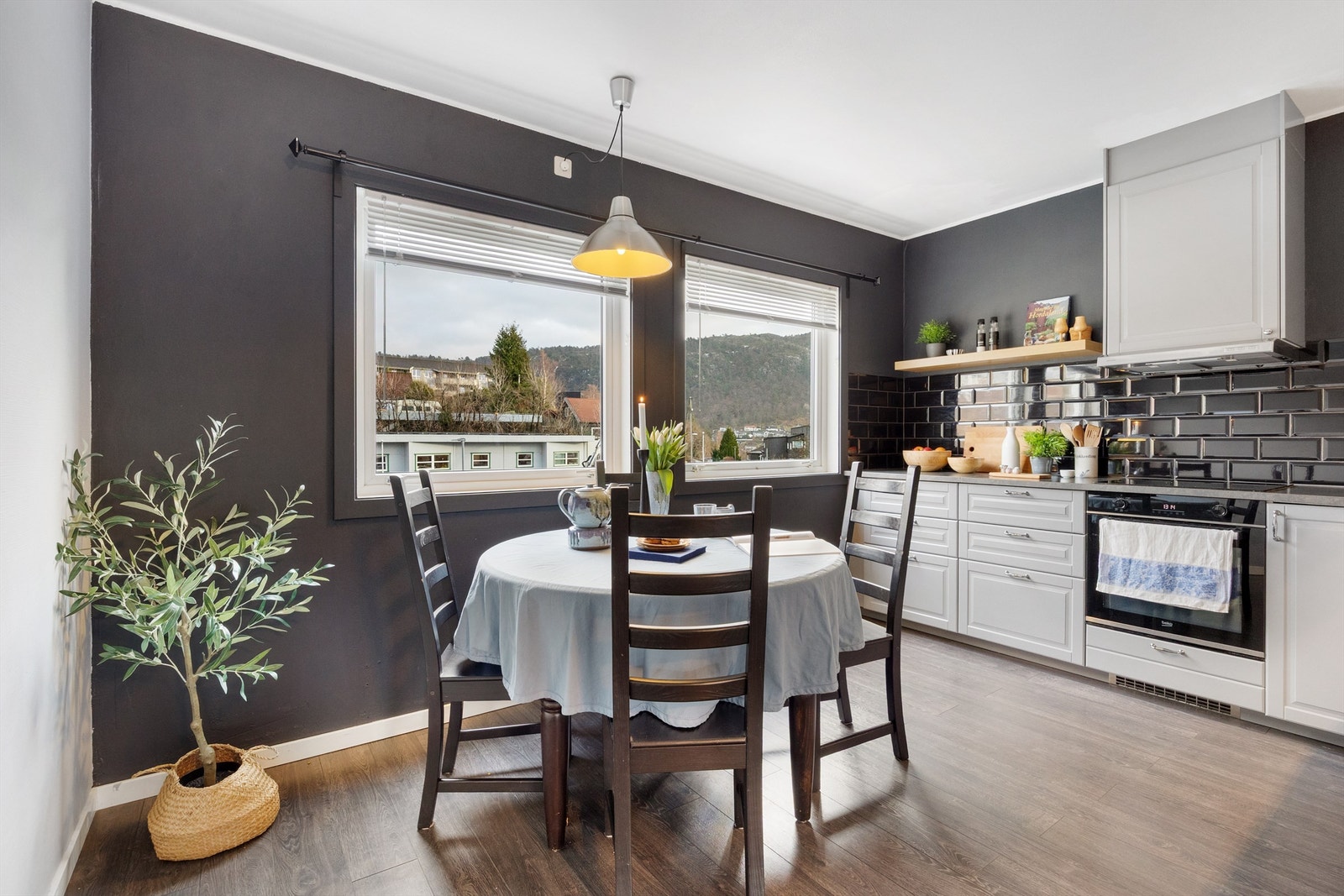 Stort og funksjonelt kjøkken med god plass til spisebord. Galleribilde