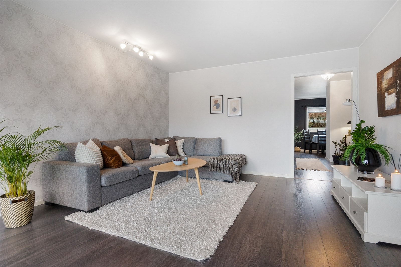 Stuen har en praktisk planløsning med plass til flere møbleringssoner. Galleribilde