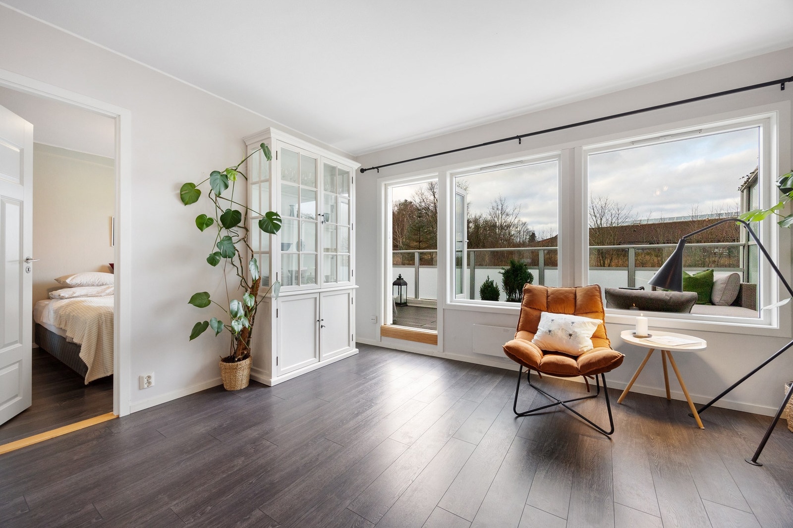 Store vindusflater slipper inn rikelig med naturlig lys og gir en lys og luftig atmosfære. Galleribilde