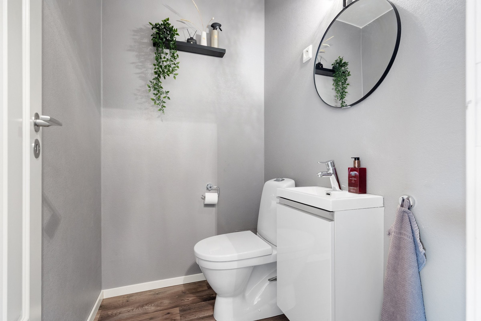 Separat toalettrom med WC Galleribilde