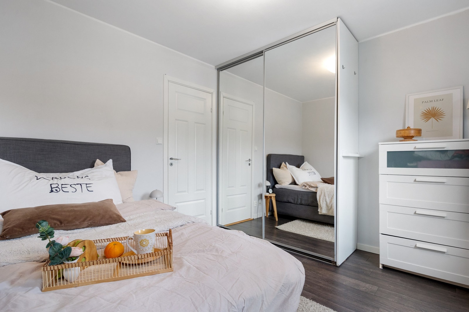 Det er 3 soverom i leiligheten med gode størrelser. Galleribilde