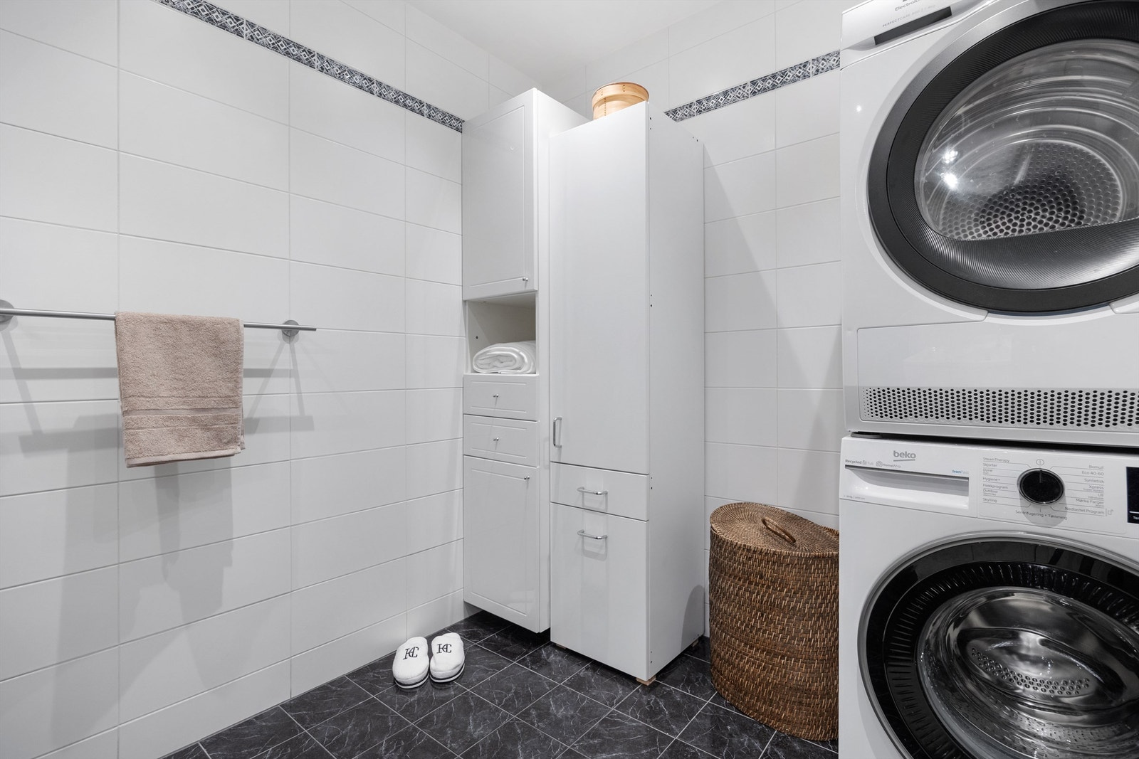 Flislagt bad med fliser på gulv og vegger samt himling med downlights. Galleribilde