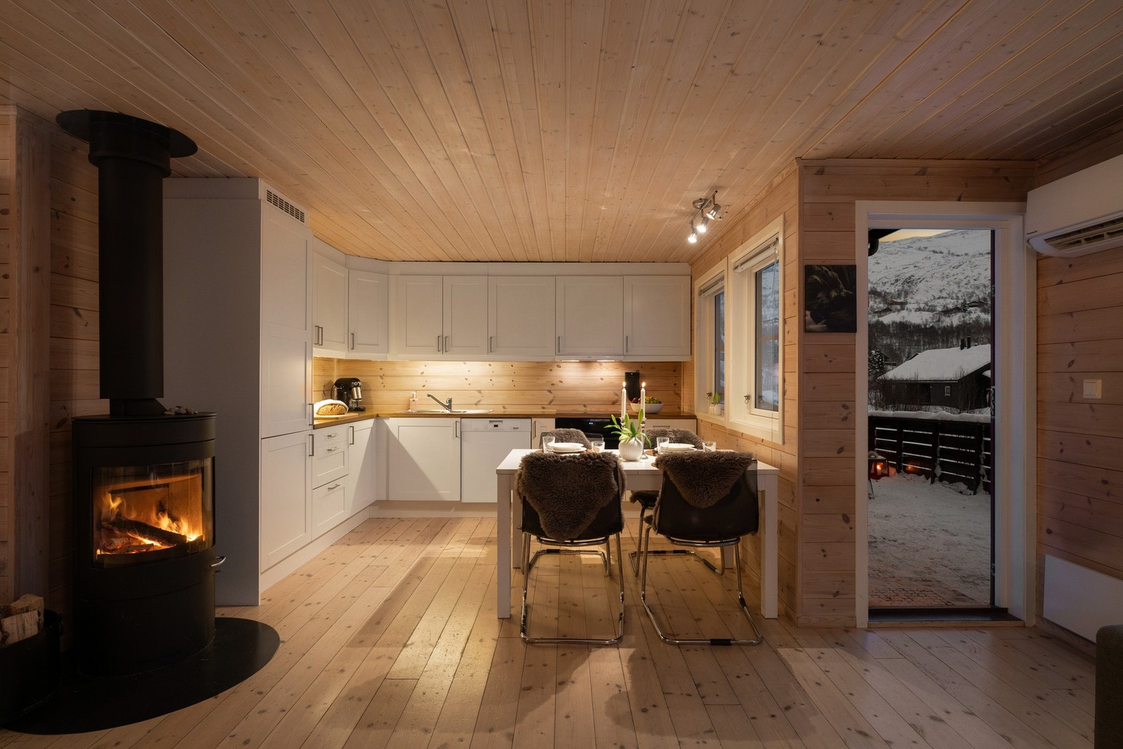 Pen peis som er sentralt i stue og kjøkkenområde Galleribilde