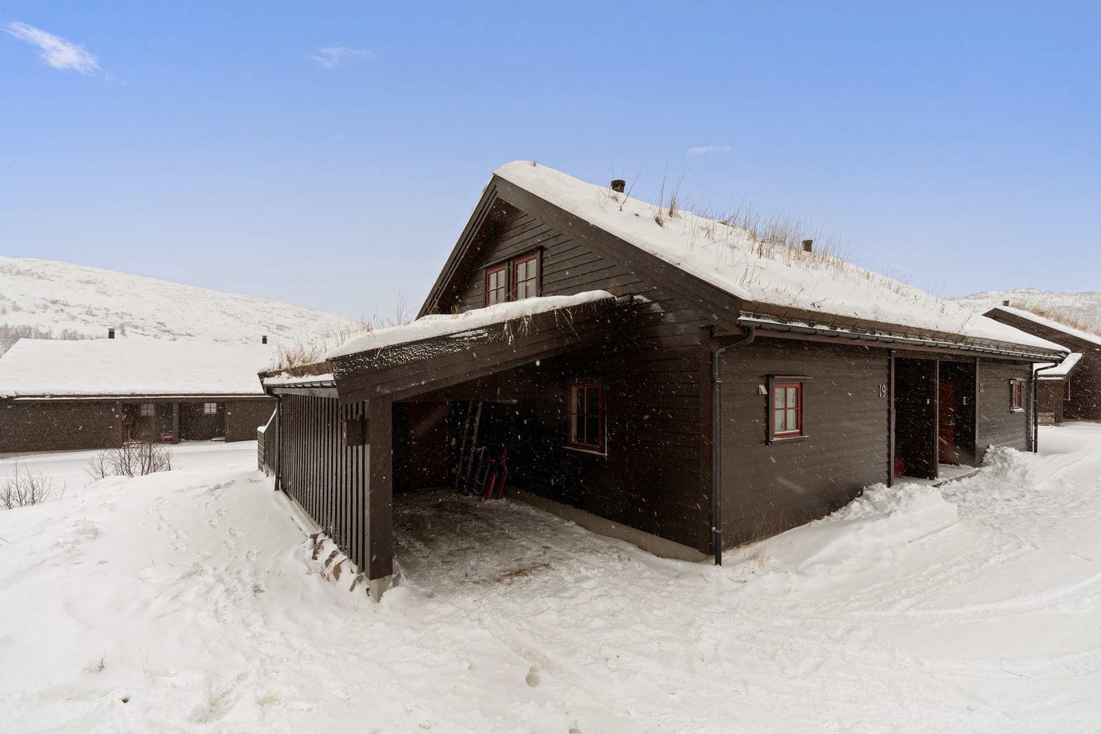 Kjøring helt frem til hytten, parkering i egen carport Galleribilde