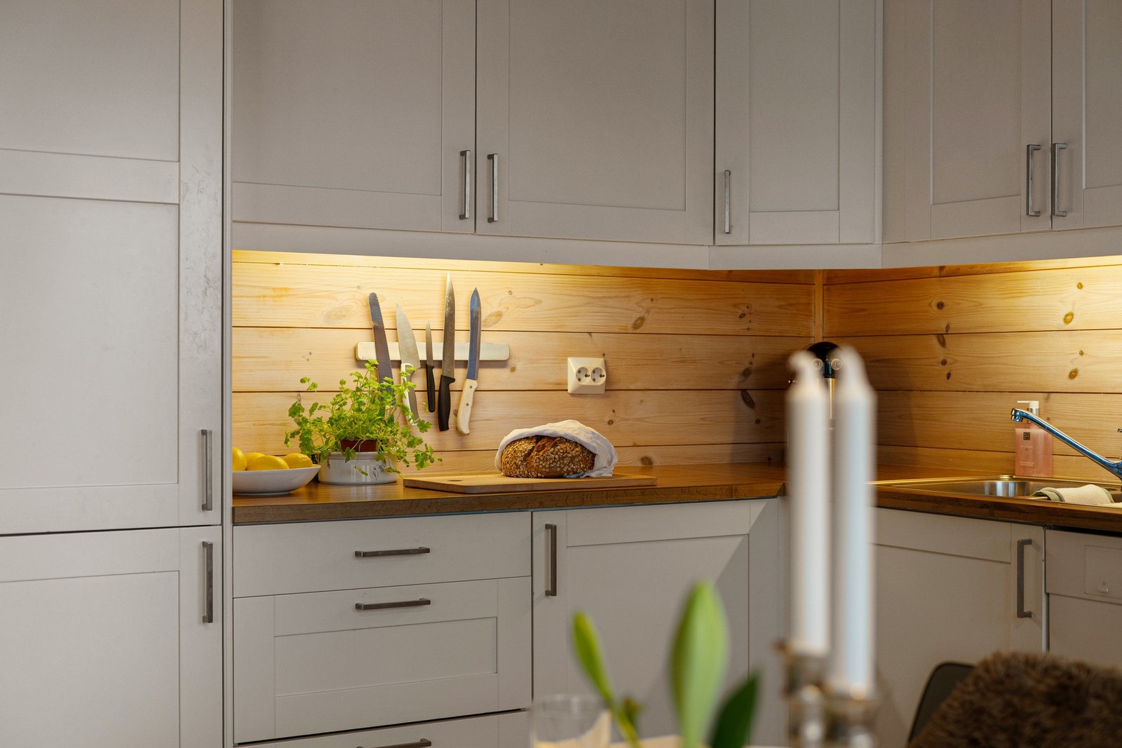 Veldig fint kjøkken med tilhørende hvitevarer - kjøl og frys, oppvaskmaskin, komfyr og steketopp. Her kommer neste eier til dekket bord! Galleribilde