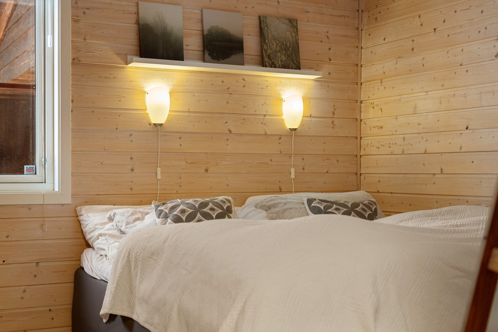 Trivelig soverom med garderobe i første etasje - i tillegg kommer 3 soverom i annen etasje Galleribilde