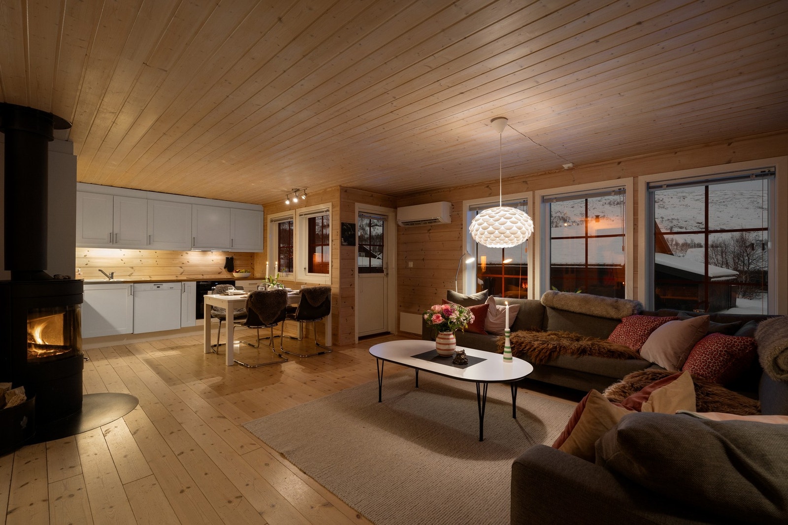 Her er det vakkert hyttepreg med mye varm furu som går igjen Galleribilde