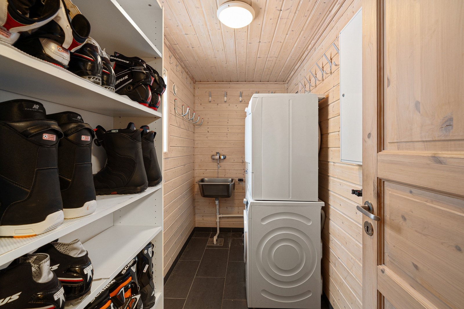 Praktisk med vaskerom og bod direkte inn fra gangen Galleribilde