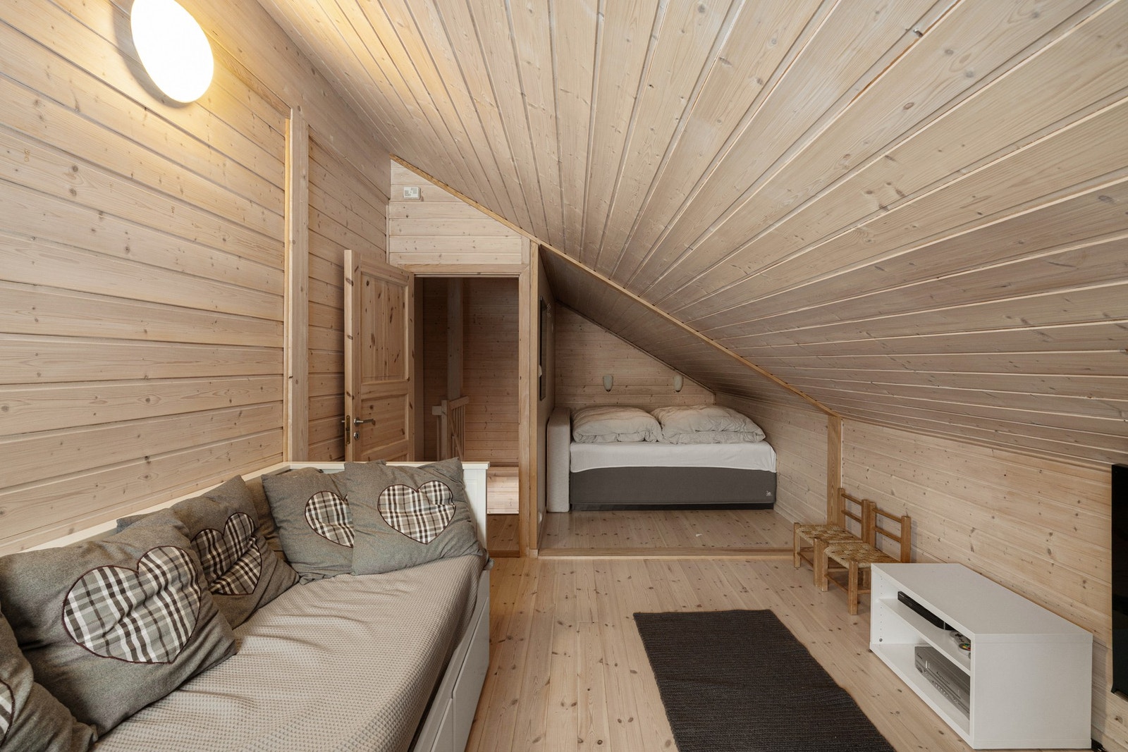 Siste soverom er møblert både som stue og soverom og er til stor glede for barn og ungdom i familien, samt voksne som får ro i stuen nede ;) Galleribilde