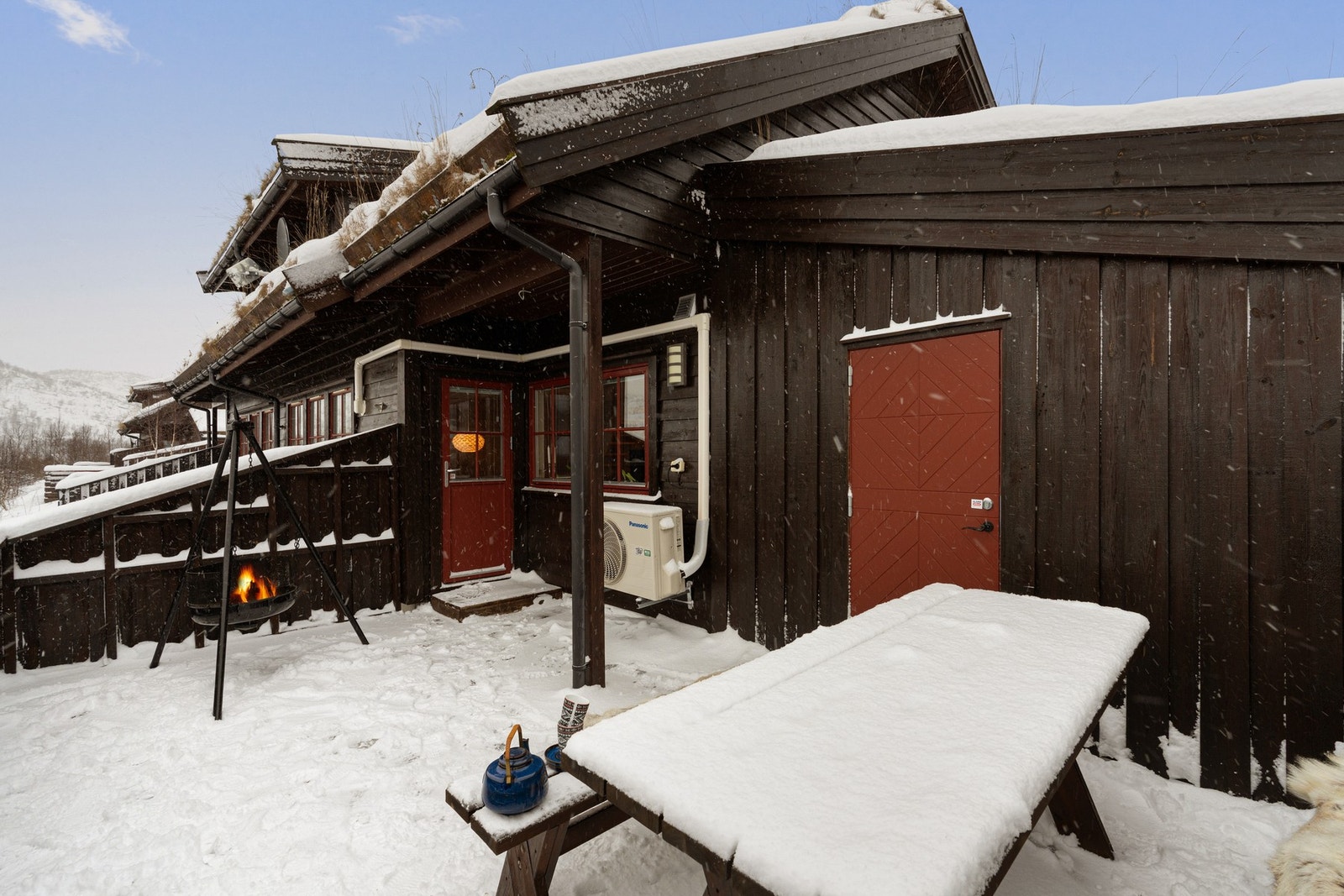 Meget praktisk med dør til boden som vender mot terrassen Galleribilde