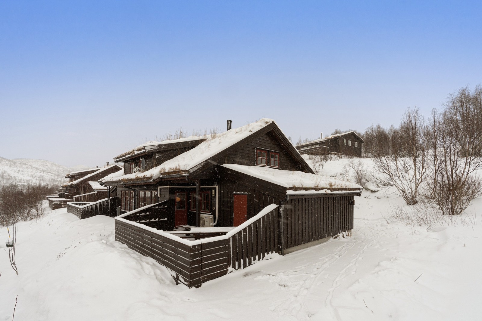 Stor terrasse og praktisk bod ute i forbindelse med carport Galleribilde