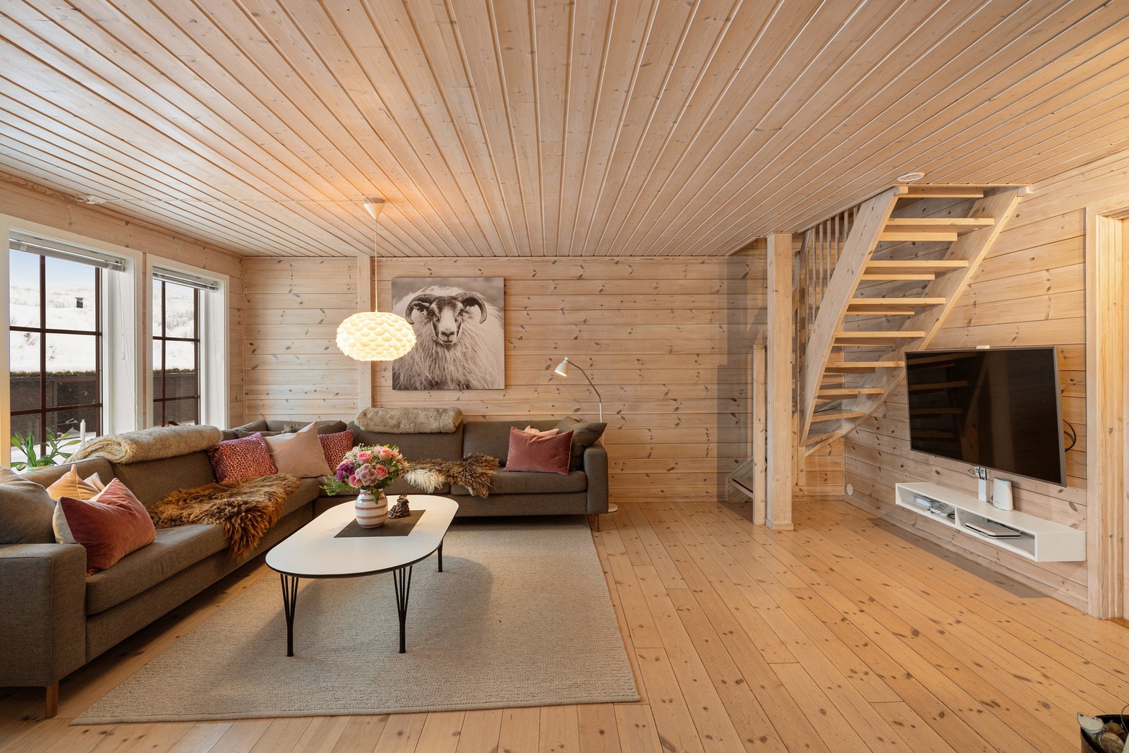 Stuen har dør til terrasse samt trapp opp til annen etasje Galleribilde