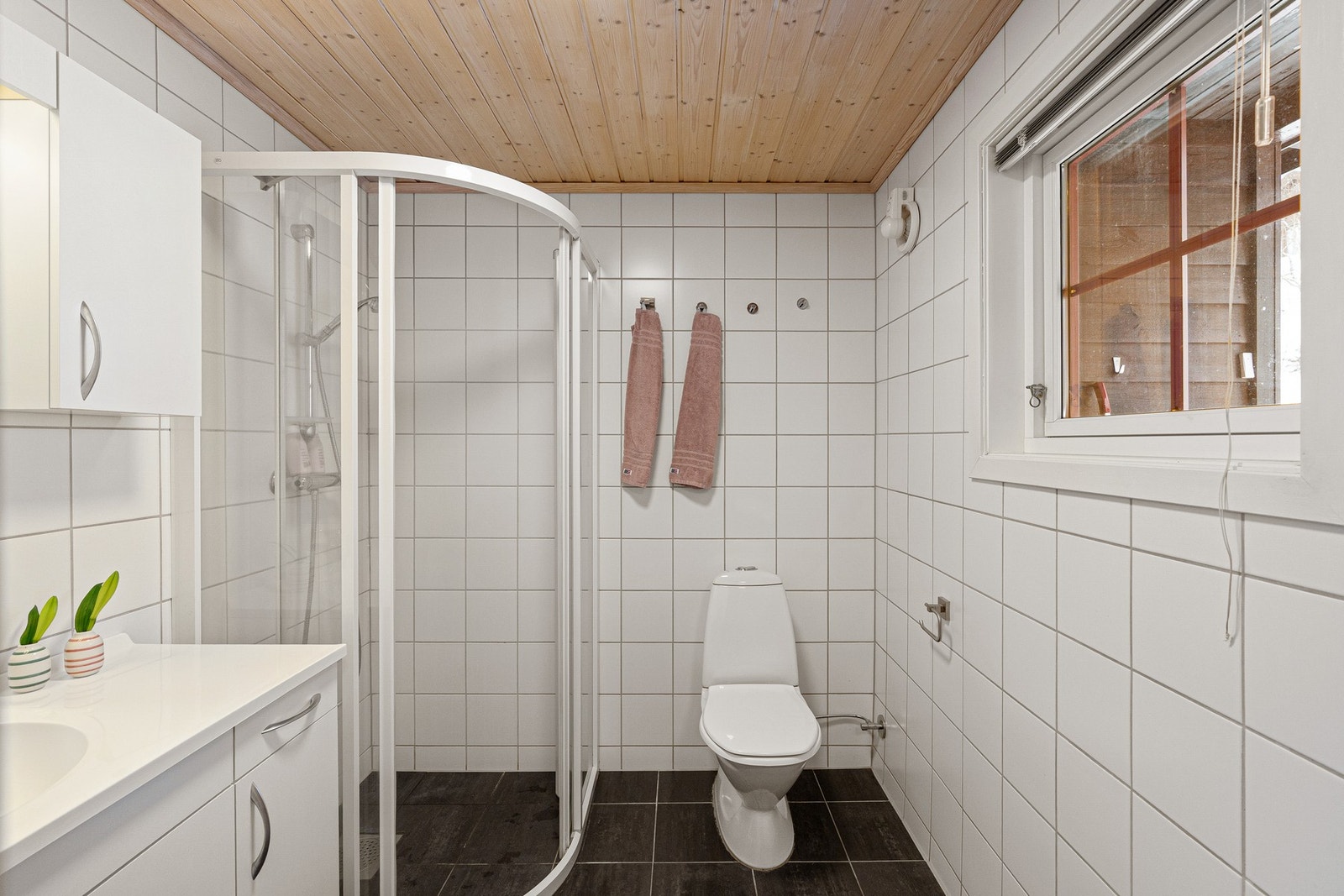 Pent, moderne bad med flis både på gulv og vegger Galleribilde