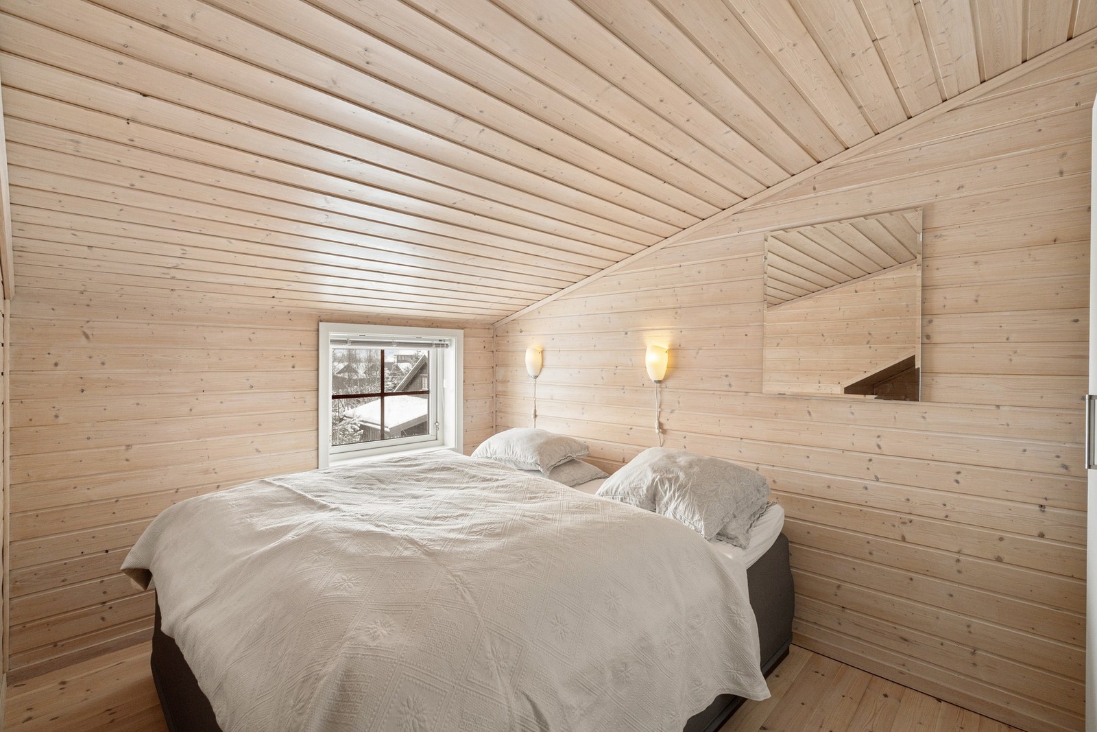 Stort og trivelig soverom - rikelig med plass til dobbelseng Galleribilde