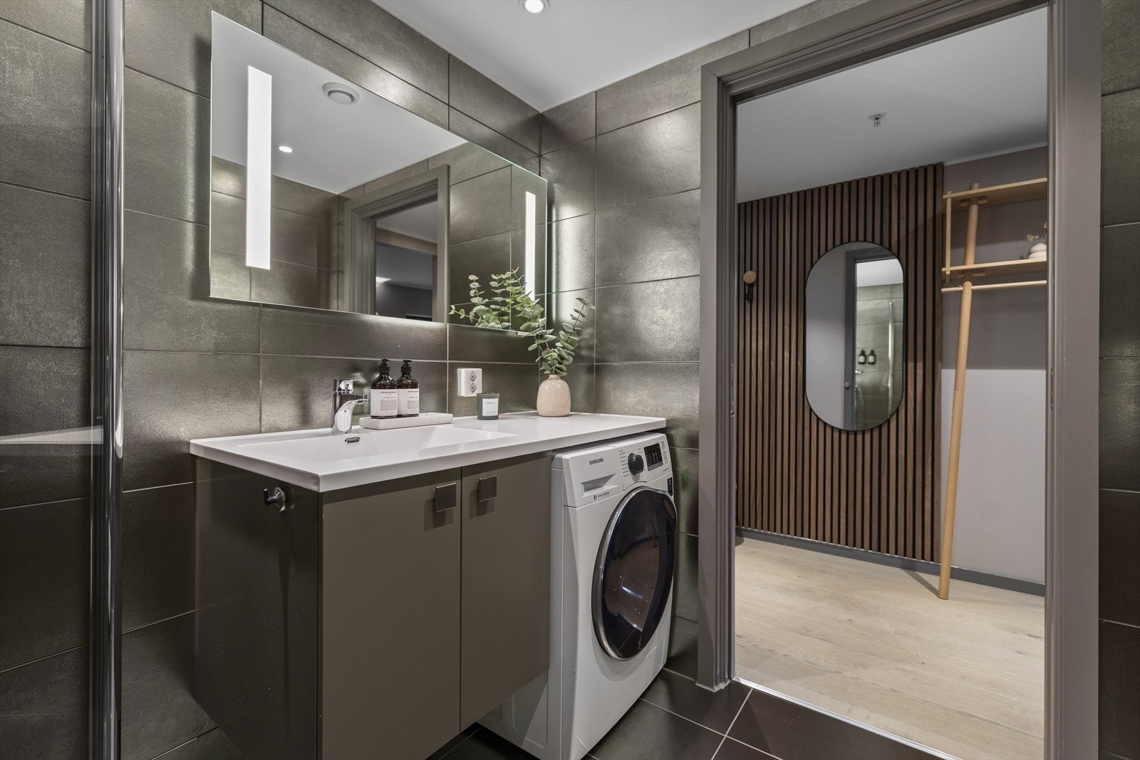 Adkomst til badet fra boligens gang. Galleribilde