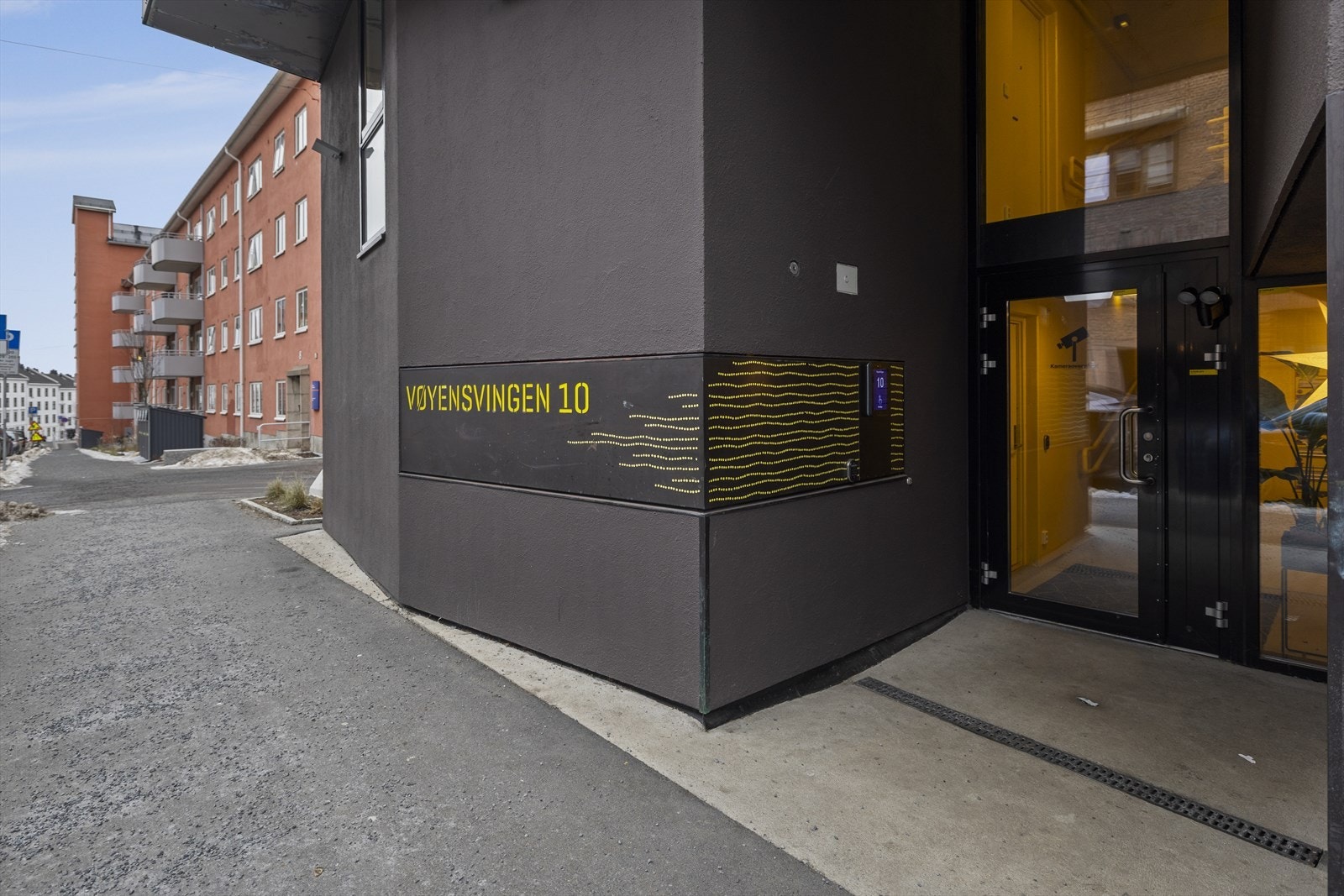 Sameiets inngangsparti fremstår særpreget og skiller seg positivt ut i Vøyensvingen. Galleribilde