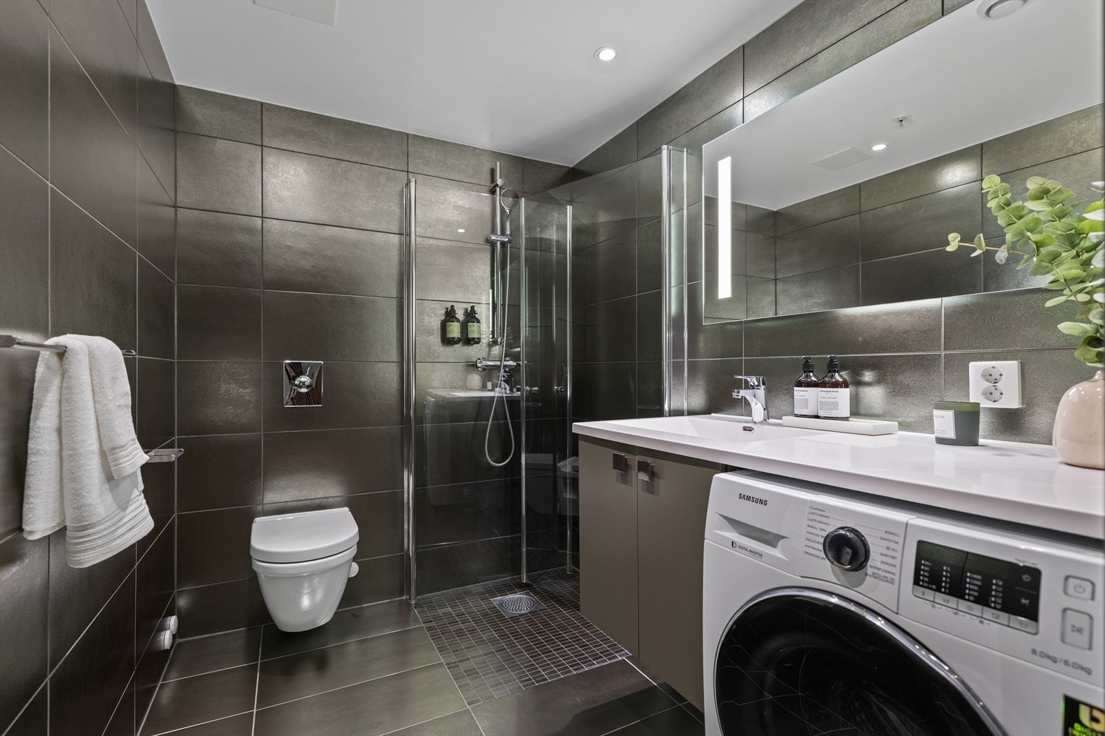 Badet er lekkert utformet, og den avbildede tørke- og vaskemaskinen følger med. Galleribilde