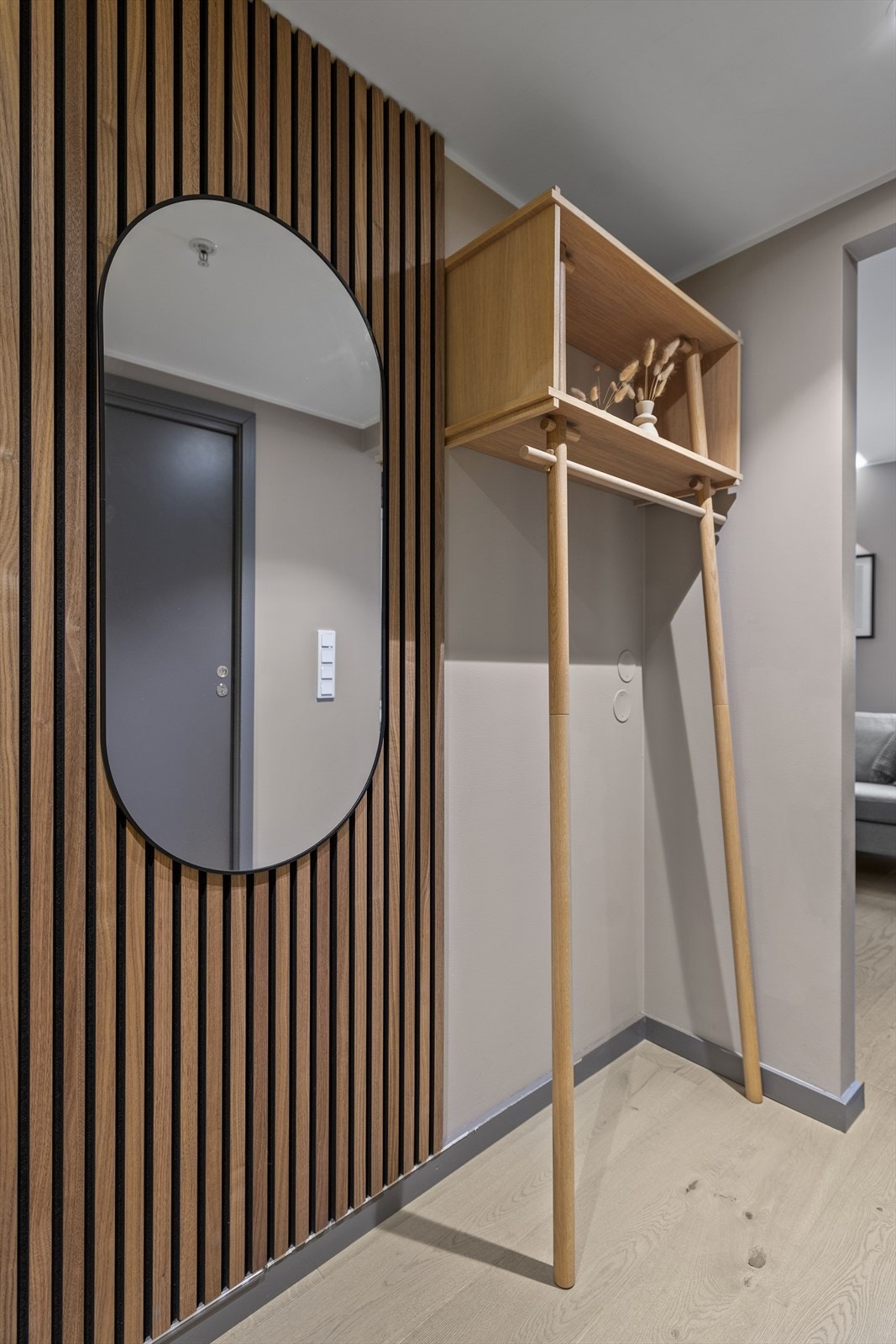 Smakfullt klesstativ som en del av gangløsningen. Galleribilde