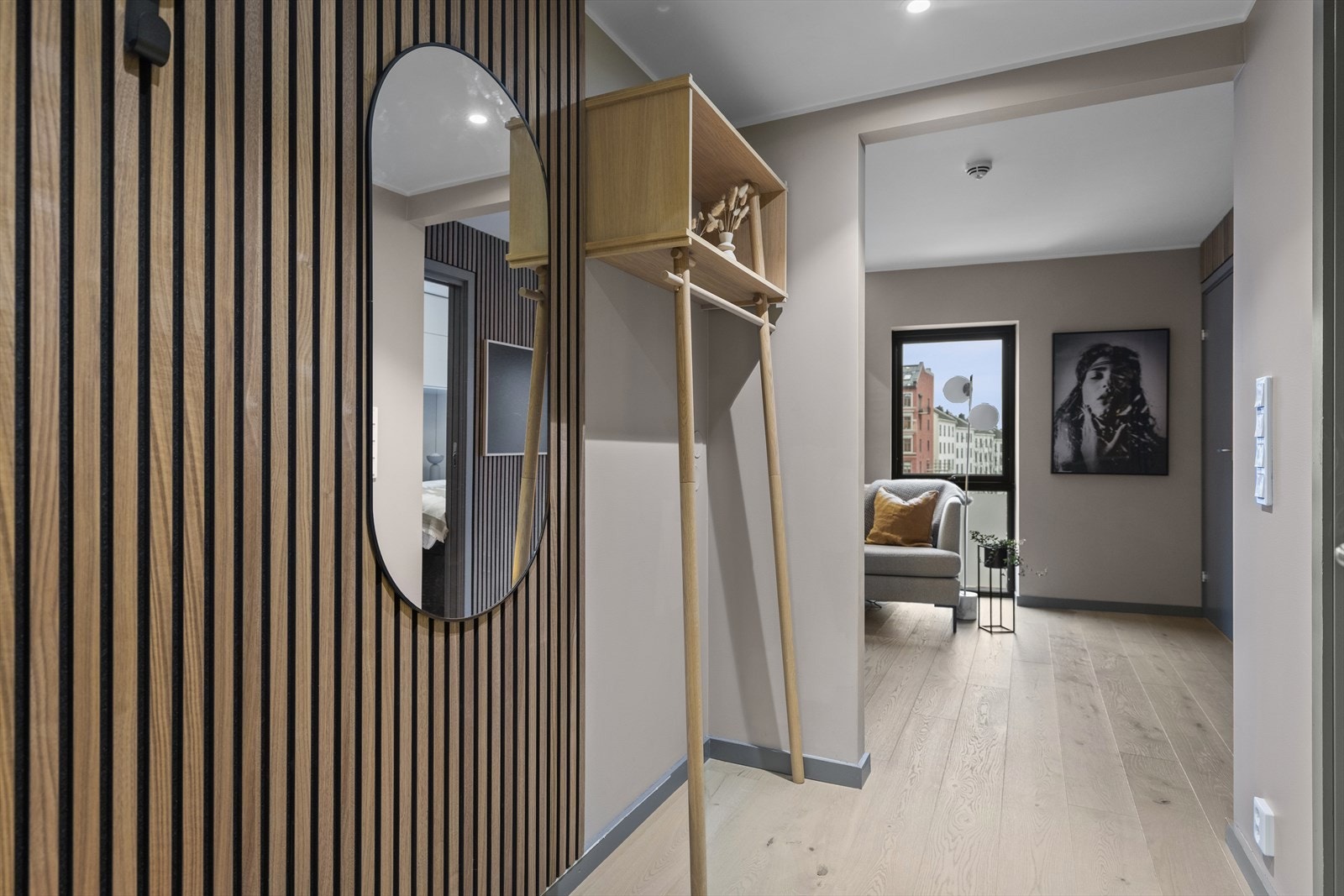 I gangen finner man en spilevegg som er en dekorativ og smakfull detalj. Galleribilde