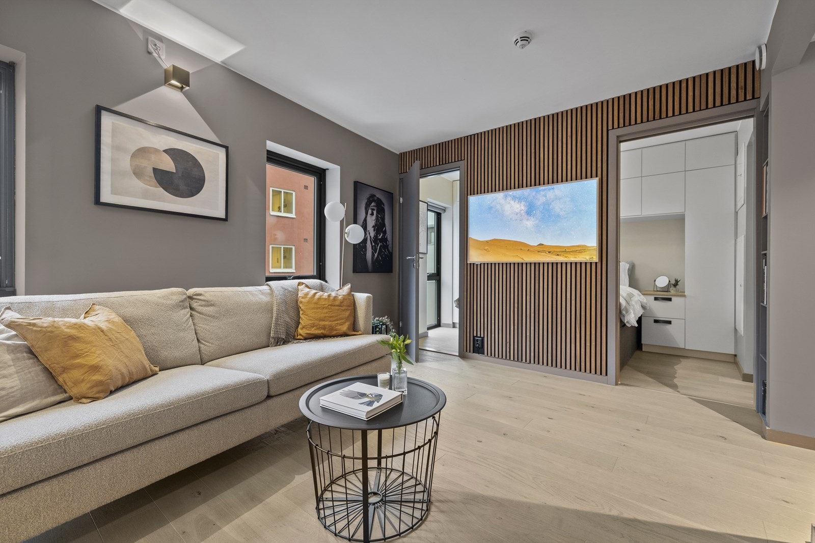 Stuen gir praktisk tilgang til soverommet fra begge sider. Galleribilde