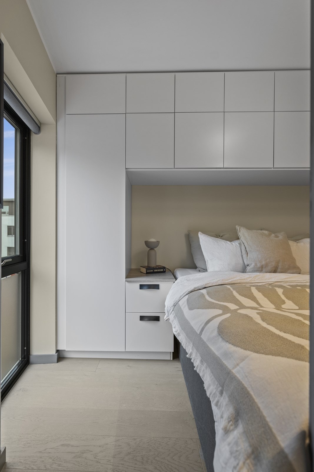 Det er god plass ved siden av sengen. Galleribilde